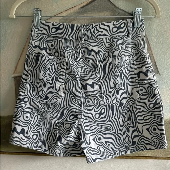 BOBBLES & LACE Topographical Patterned Navy And White Light Denim Shorts Sz Lg* - Picture 4 of 5